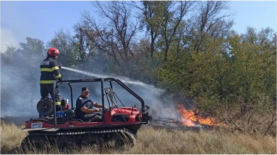 Incendiu de vegetație uscată în Brăila. Flăcările se manifestă pe linia de tramvai din apropierea staţiunii Lacu Sărat