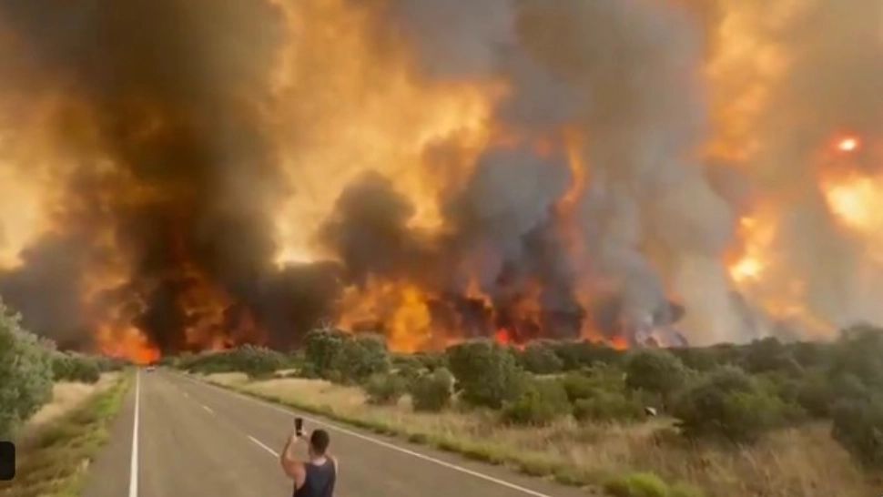 Incendii devastatoare în sudul Europei: un pompier voluntar a murit în Spania, mii de oameni evacuați în Grecia