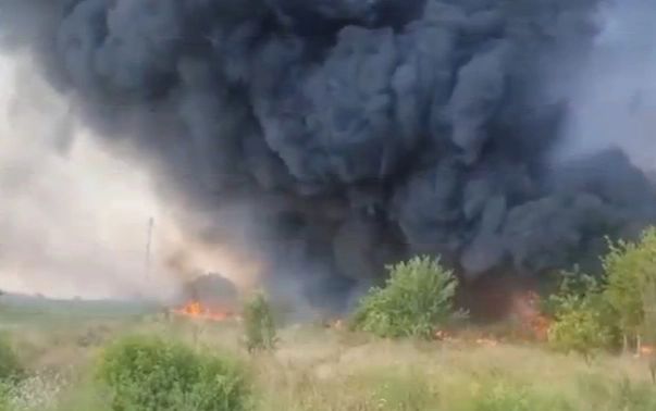 Incendiu violent de vegetație uscată în județul Buzău. Flăcările s-au extins la un parc auto, ard trei TIR-uri şi două microbuze