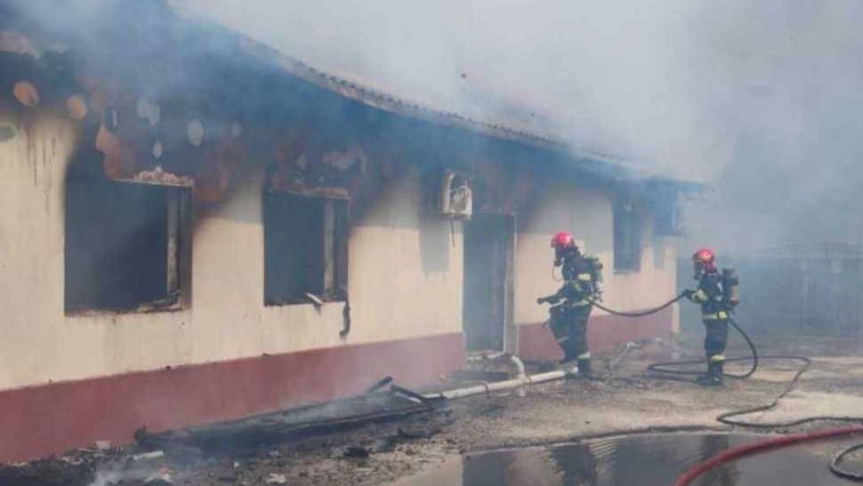 Incendiu la Biserica Evanghelică din Țăndărei. Șapte persoane, printre care patru copii, salvate la timp