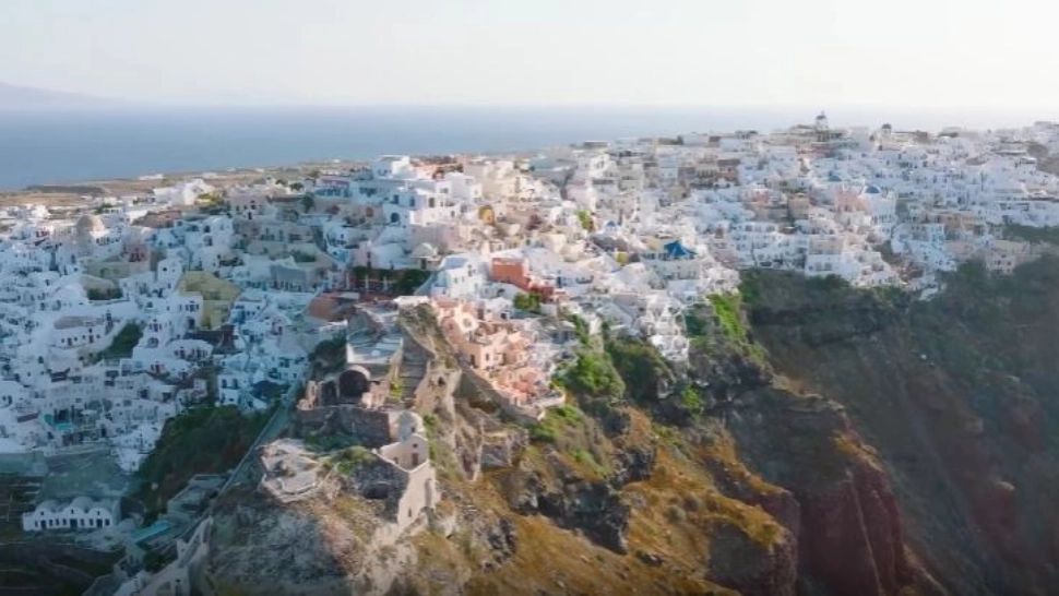 Sute de turiști români abandonați afară. Agenția a fugit cu banii