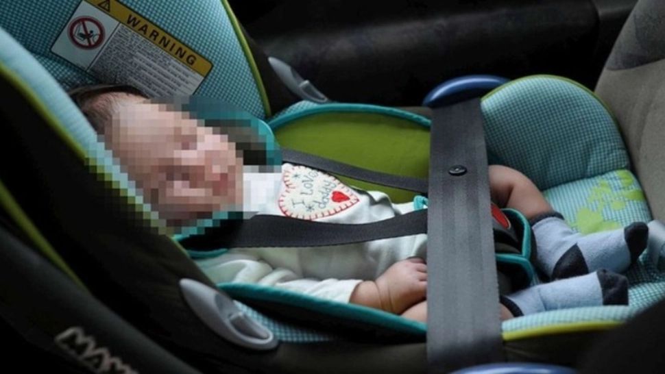 Drama unui copil de un an și jumătate: a căzut din mașina aflată în mers după ce fratele său mai mare i-a desfăcut centura de siguranță