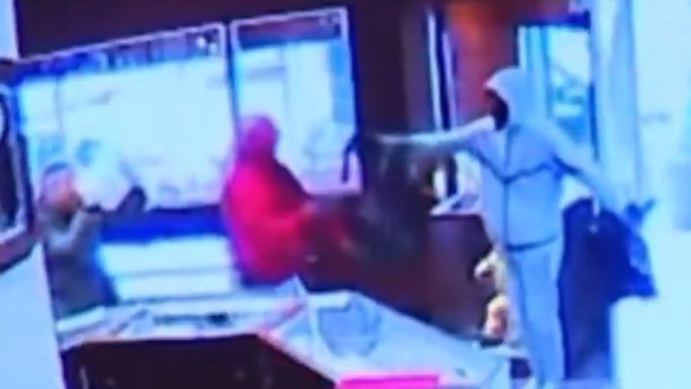 Video. Jaf de 2 milioane de dolari în doar 90 de secunde. Hoții au plecat cu sacii plini de ceasuri Rolex și bijuterii