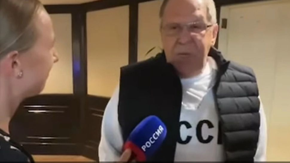 Serghei Lavrov a sosit în Alaska, la întâlnirea Putin-Trump, cu un pulover pe care scria URSS | VIDEO
