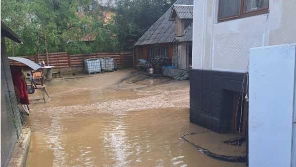 Dezastrul de la Broșteni s-ar putea repeta în Sighetu Marmației. Localitatea, lovită de o furtună violentă, oamenii sună disperați la 112