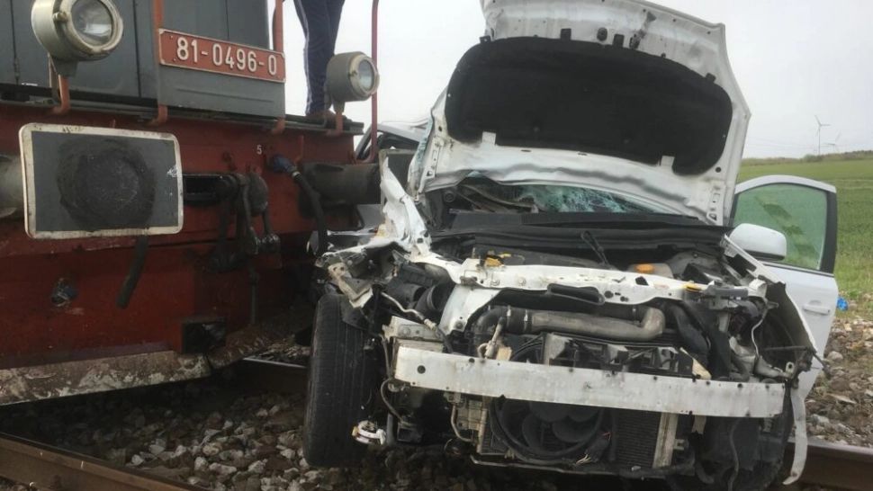 Accident feroviar în județul Iași. Un copil a ajuns la spital, după ce o mașină a fost lovită de tren