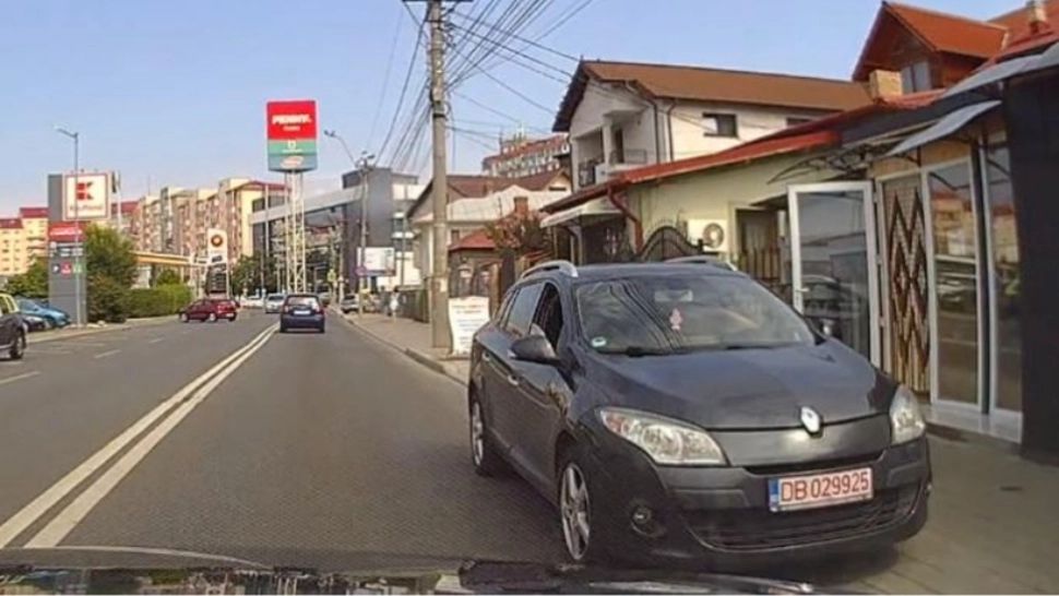 Amendă de 1.800 de lei pentru un șofer îndrăzneț după ce a blocat drumul. Poliția s-a autosesizat în urma imaginilor apărute online