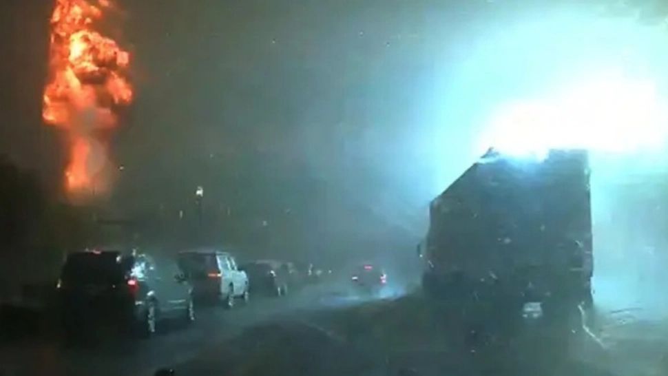 Explozie uriașă în SUA: un trăsnet lovește un transformator, provocând o uriașă minge de foc – moment surprins pe autostradă