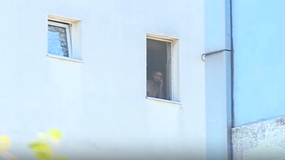 Autoritățile l-au săltat pe bărbatul suspectat că l-a omorât pe copilul concubinei sale. Mascații au intrat cu forța peste el în locuință, unde s-a baricadat timp de 9 ore