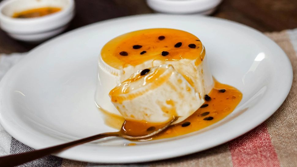 Panna Cotta cu piersici caramelizate. Desertul acestei veri