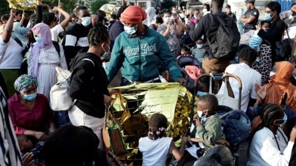 Incident revoltător la Paris: doi tineri au urinat pe o femeie însărcinată fără adăpost și pe copiii ei, în timpul unei manifestații