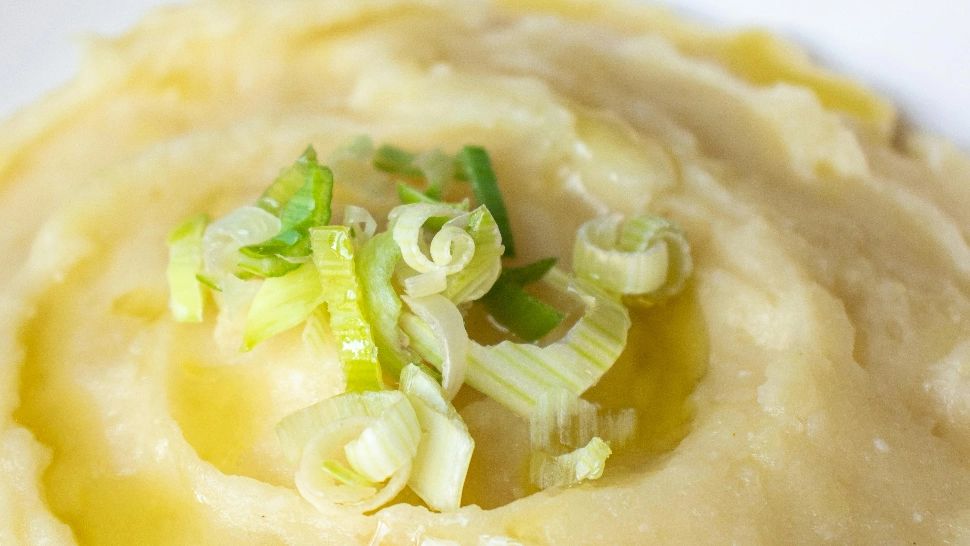 Cu ce să înlocuiești apa în care fierbi cartofii pentru piure. Vor fi mult mai gustoși