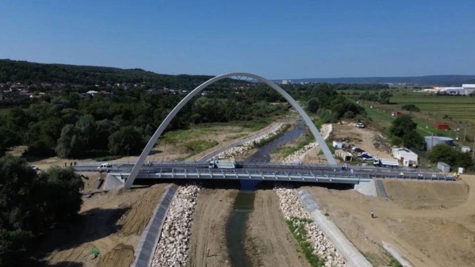 Video: Podul spectaculos cu cel mai mare arc parabolic din România a trecut testul de rezistență și este gata de inaugurare