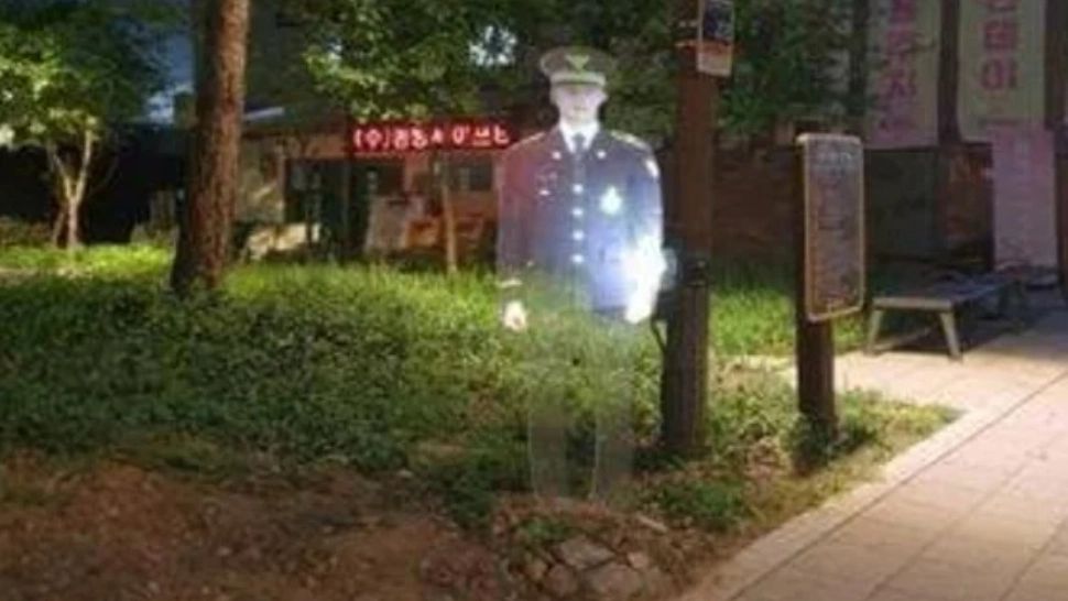 Găselnița Coreei de Sud pentru a opri infracțiunile: Polițiștii holografici, care fac oamenii să se simtă supravegheați non-stop