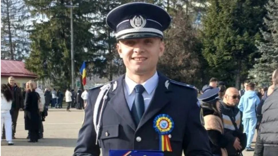 Un tânăt polițist a murit în urma unei glume inconștiente. S-a urcat pe capota unei mașini