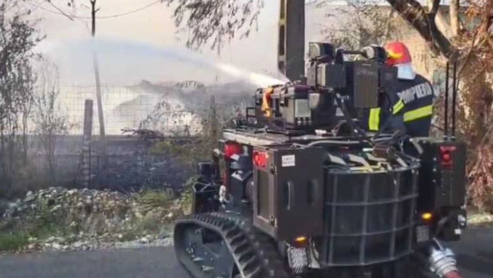 Incendiu devastator la o fabrică de mase plastice din Giurgiu. Pompierii intervin de aproximativ 16 ore pentru stingerea flăcărilor 