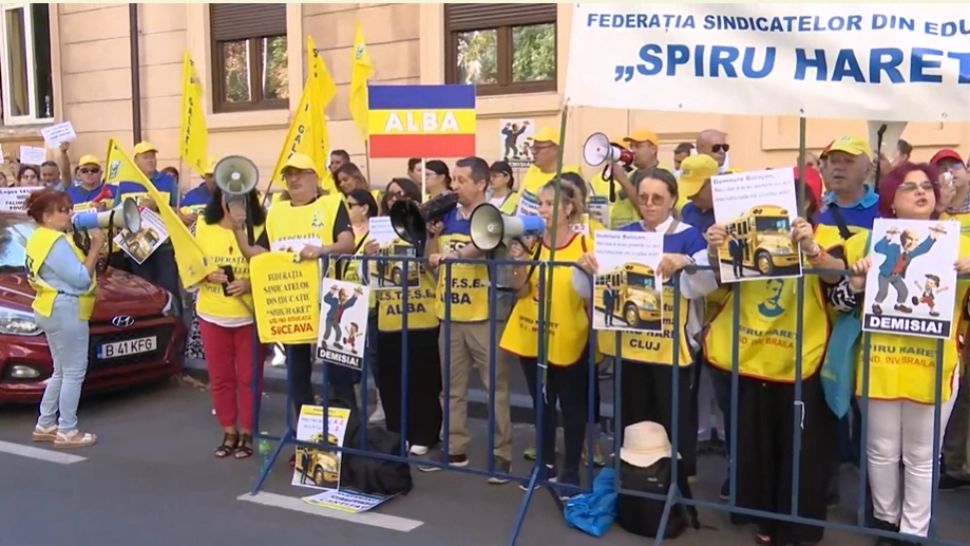 Debutul anului școlar, sub semnul întrebării. Dascălii își strigă revolta de mai bine de trei săptămâni și anunță un mare mitig pe 8 septembrie