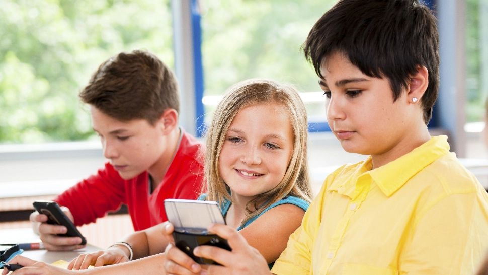 Elevii, fără telefoane mobile la ore! Se renunță și la învățatul „pe de rost”: reformă surprinzătoare în Educație, în Bulgaria