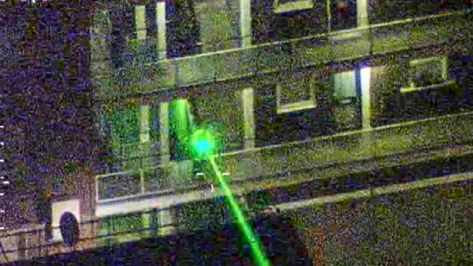 Incident grav pe Aeroportul Sibiu, după ce un copil de 5 ani a proiectat un fascicul laser spre un elicopter care ateriza - VIDEO