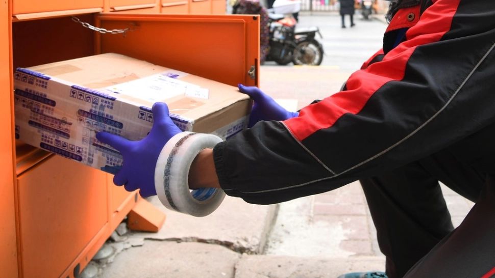 Tot mai mulți români se plâng că sunt țepuiți la Easybox. Chiar dacă statusul arată că pachetul a fost livrat și ridicat, sertarul lockerului este gol