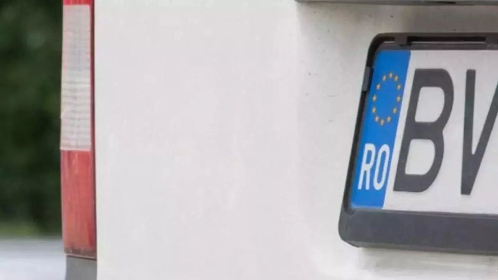 Polițiștii au decis să îi scutească pe șoferi de un drum în plus. Plăcuțele de înmatriculare vor ajunge direct acasă