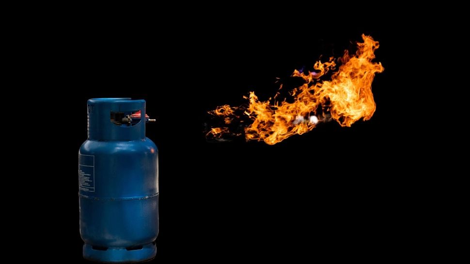 Trei adulți și o fetiță, răniți grav în urma unei explozii. Mai multe persoane ar fi dat foc unei butelii: incident grav în Letea Veche