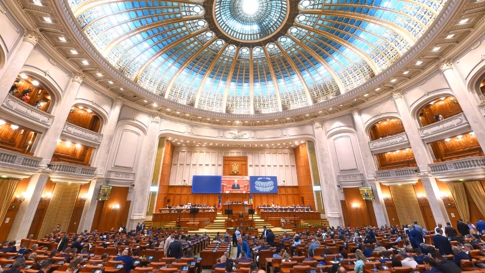 Guvernul vine luni în fața Parlamentului, ca să își asume răspunderea pe proiectele de reformă fiscală. „Pachețelele” lui Bolojan, sub lupa aleșilor