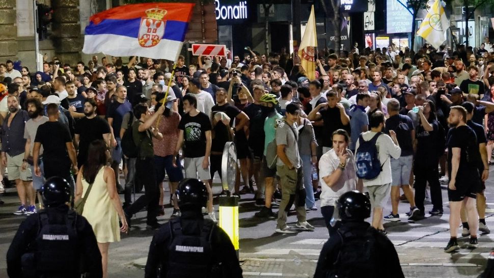 Video. Serbia, paralizată de proteste violente. Manifestanții pro-Vucic s-au luat la bătaie cu cei ai opoziției, iar poliția a fost depășită numeric