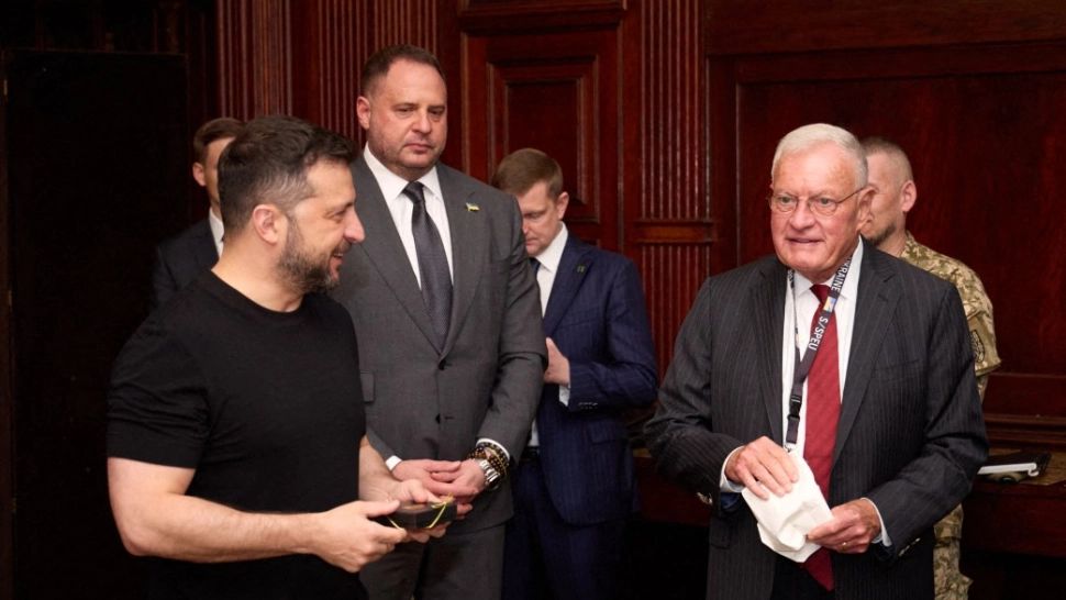 Emisarul american pentru Ucraina, decorat la Kiev de către președintele Zelenski - VIDEO