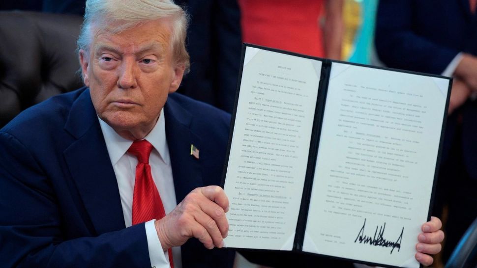 Trump introduce măsuri dure pentru a stopa profanarea drapelului american. Ce pedepse riscă infractorii