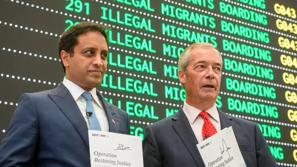 Artizanul ieșirii Marii Britanii din UE promite acum 5 zboruri pe zi pentru deportarea migranților. Partidul său conduce în sondaje