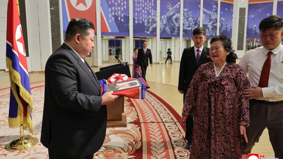 Spectacol sinistru la Phenian: Kim Jong Un a consolat familiile soldaților uciși pe frontul din Ucraina, într-o ceremonie cu multe lacrimi