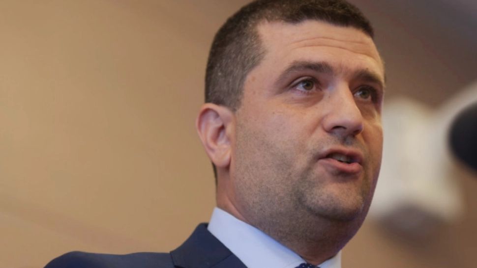 Copiii minori ai lui Radu Miruță, 40.000 de euro în conturi de la bunici. Ministrul rezist are averi de sute de mii de euro