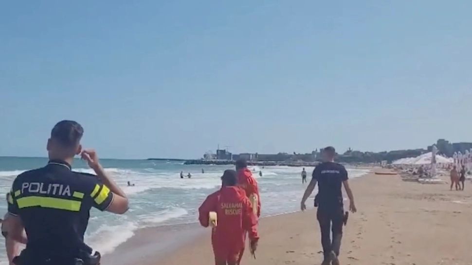 Salvamari agresați, după ce au scos din mare turiștii luați de curenți
