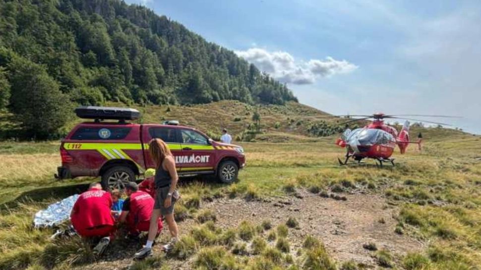 Misiune contracornometru în Munții Gutâi! Salvamontiștii au intervenit pentru salvarea unui copil mușcat de șarpe. A fost solicitat elicopterul SMURD