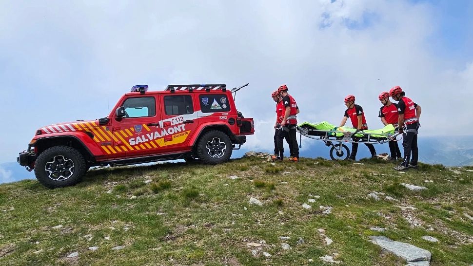 Accident grav pe Transfăgărășan. O mașină a căzut 50 de metri în prăpastie. Patru persoane au decedat