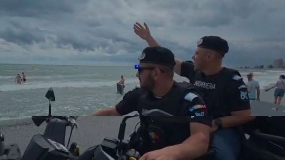 Valuri periculoase pe litoral! La Saturn, jandarmii i-au somat să iasă din apă pe turiștii care au ignorat steagul ROȘU - VIDEO