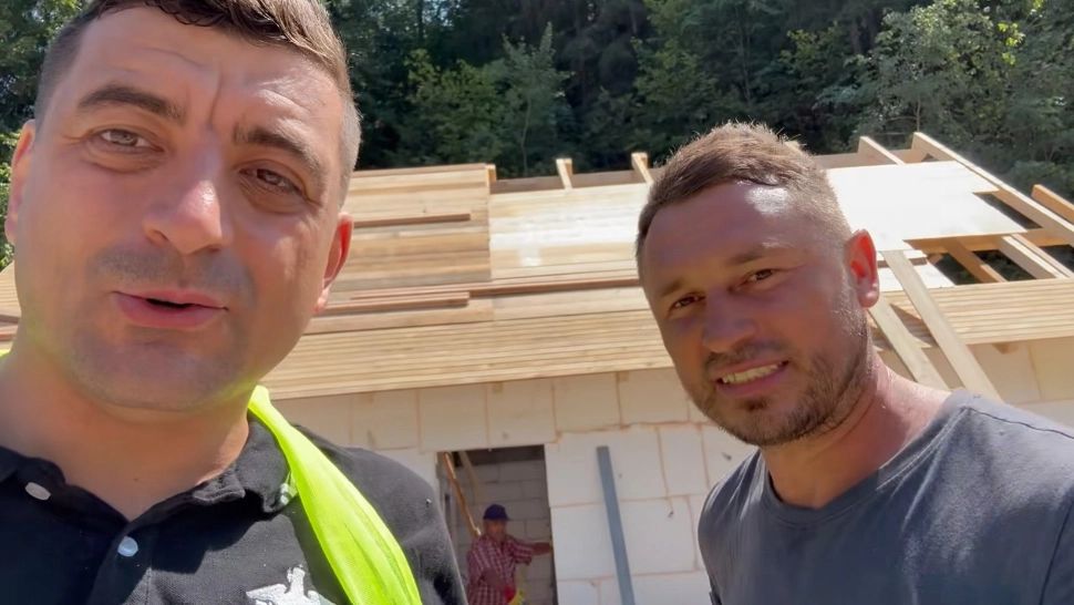 George Simion a ajuns la Broșteni, comuna distrusă de inundații. AUR recontruiește localitatea VIDEO