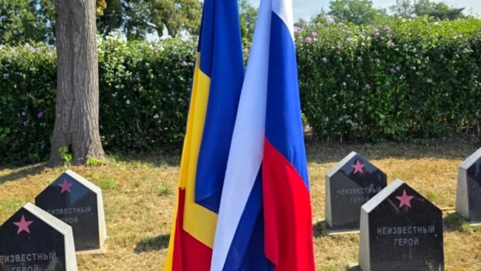 Steagul Rusiei, arborat în cadrul unui eveniment din Iași, în timp ce ambasadorul Moscovei și simpatizanți locali au vorbit despre „denazificarea Ucrainei”