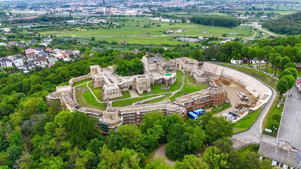 Încep lucrările pentru eliminarea infiltrațiilor de apă la Cetatea de Scaun a Sucevei. Anunțul de ultimă oră al președintelui Consiliului Județean