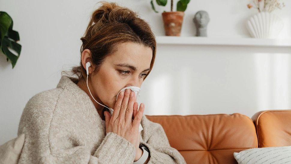 Cinci paşi pentru oprirea sângerării nazale. De ce apare această afecțiune și care este primul pas pentru a o stopa