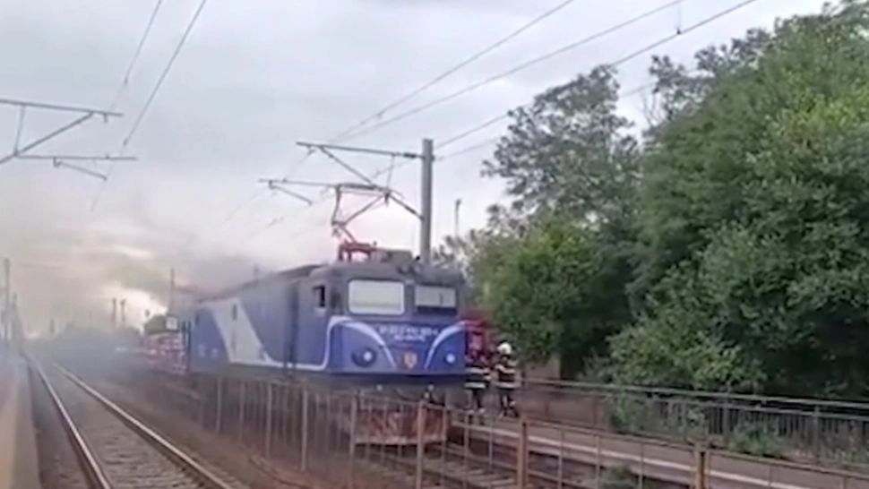 Tren în flăcări, la numai 5 minute după plecarea din gara Constanța. Pasagerii au fost dați jos și au așteptat pe șine