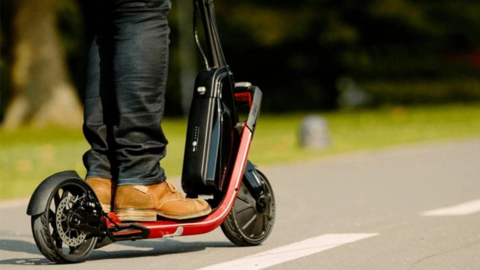 Accident pe DN1, în județul Alba. Un cetățean nepalez a fost rănit după ce s-a răsturnat cu trotineta electică 