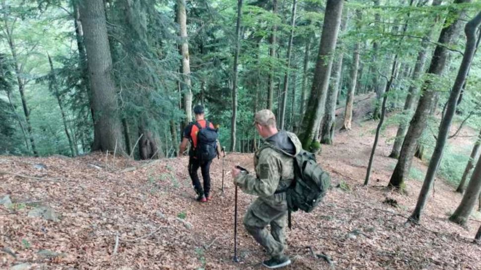 Intervenție dificilă în Munții Maramureșului. Salvamontiștii și polițiștii de frotieră au salvat un tânăr ucrainean rătăcit de cinci zile 