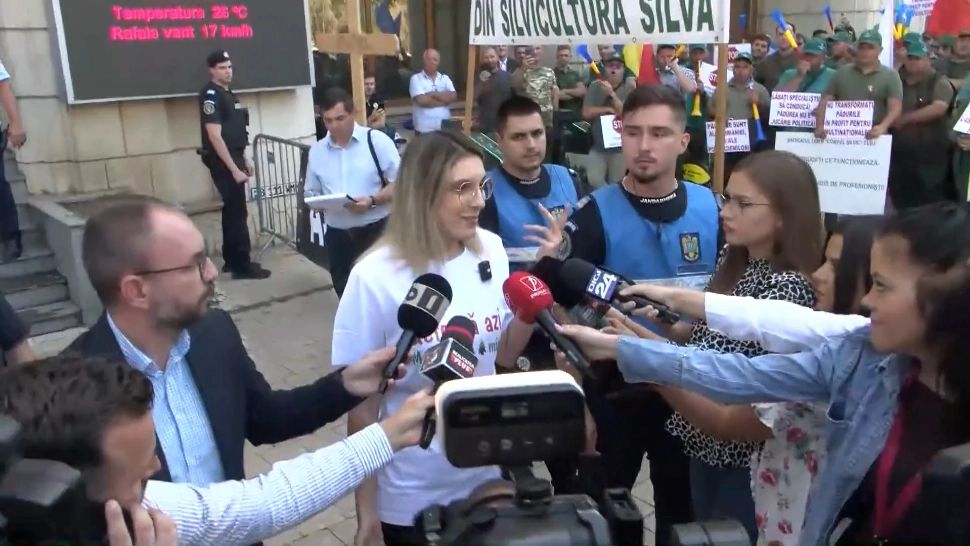 Ministra "rezist" de la Mediu, sfidare fără margini. În loc să discute cu protestatarii Romsilva, le-a râs în față și le-a reproșat că fac zgomot - VIDEO