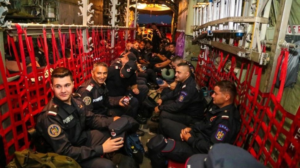 Pompieri români, trimiși în Spania pentru a sprijini lupta cu incendiile de pădure din Galicia