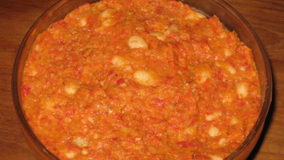 Zacusca de fasole boabe. Rețeta tradițională. Ce ingredient secret îi conferă acestui preparat o savoare aparte?