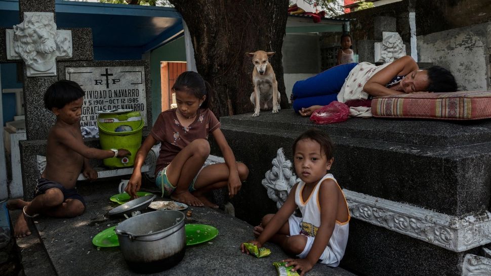 Manila: Cimitirul unde 8.000 de oameni locuiesc printre morminte, iar copiii se joacă și dorm în cripte