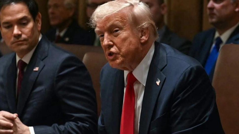 Trump anunță noi taxe vamale: până la 100% pentru medicamente și tarife majorate pentru camioane și mobilă