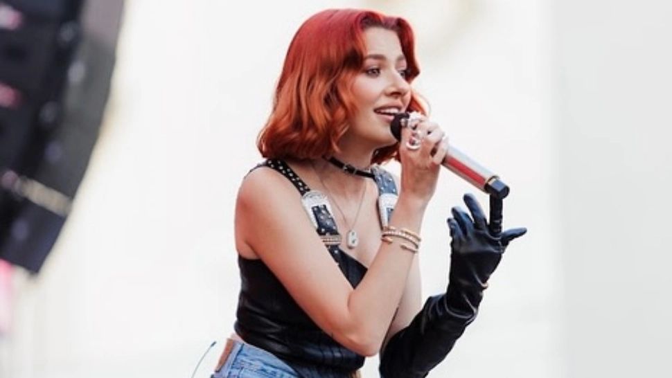 Scene ireale: Cântăreața Lidia Buble a fost bătută cu mătura în mijlocul străzii. „Încă îmi revin din șoc”